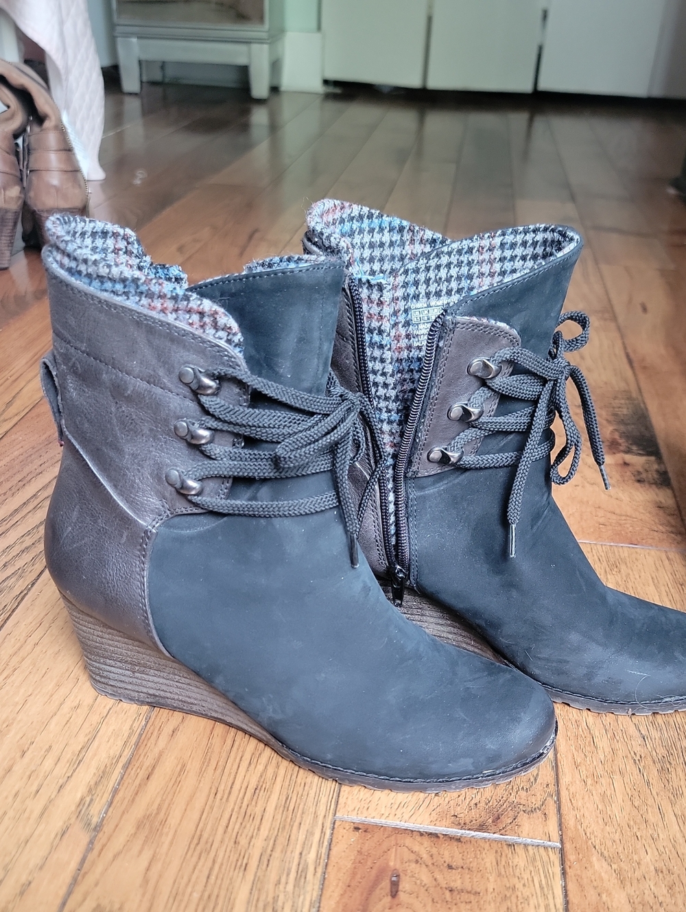 Cobb Hill Women’s Black Wedge Ankle Boots with Plaid Lining Size 8 1/2